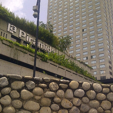 Centro comercial la Pirámide
